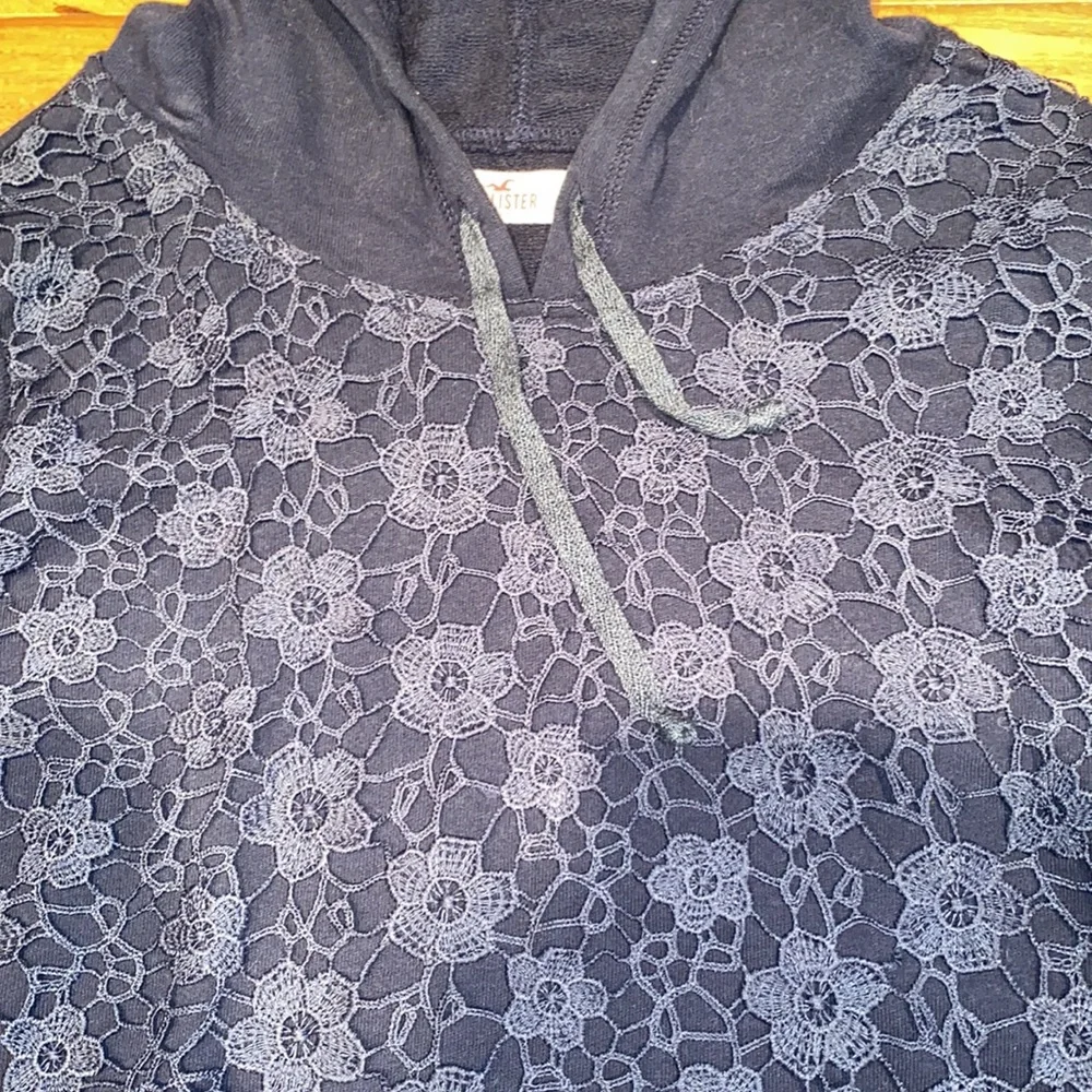 LIKE NEW~HOLLISTER LACE FLORAL HOODIE ~ WOMENS SMALL - Picture 2 of 4